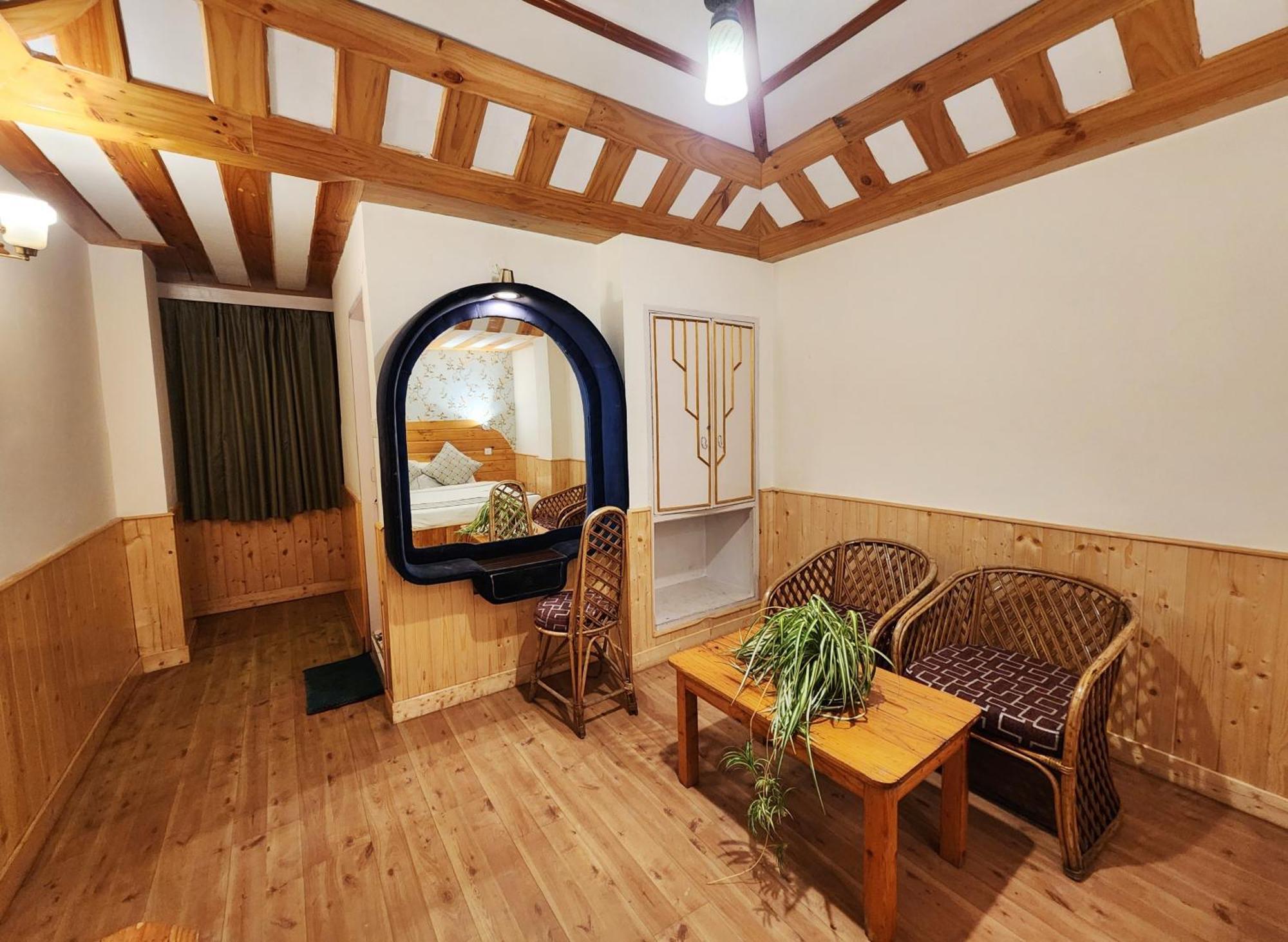 Hotel Pineview Шімла Екстер'єр фото